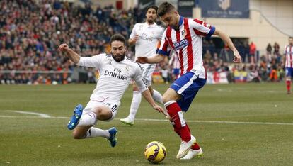 Carvajal trata de arrebatar el balón a Siquiera