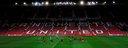 Los jugadores del Sevilla, durante el entrenamiento en Old Trafford.