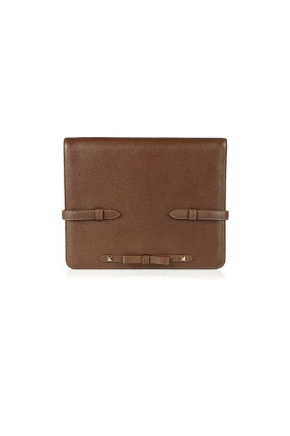 De Valentino para iPad, funda en color avellana con detalles de tachuelas y lazo. Precio: 340 euros