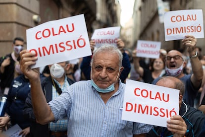 23/09/21 Protesta vecinal contra la alcaldesa Ada Colau en los exteriores de la plaza Sant Jaume perimetrada por la policia.
Pregon de las fiesta de la Merce con la activista vecinal Custodia Moreno como pregonera. Barcelona, 23 de setiembre de 2021 [ALBERT GARCIA] 
