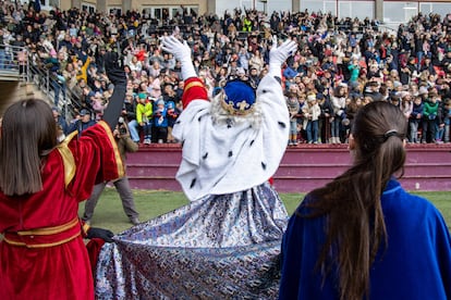 Los Reyes Magos de Oriente saludan a los espectadores que les esperaban en el estadio de Las Gaunas de Logroño (La Rioja).
