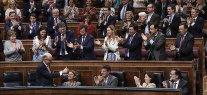 Cristóbal Montoro recibe los aplausos de la bancada popular