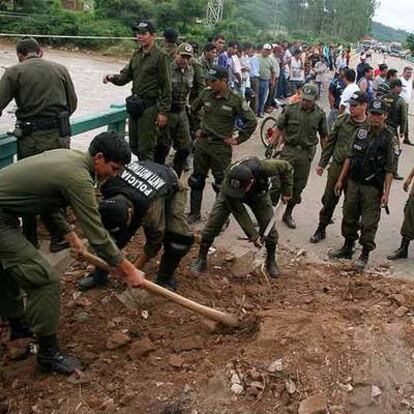 Policías limpian una carretera en Camiri, tras la suspensión del bloqueo