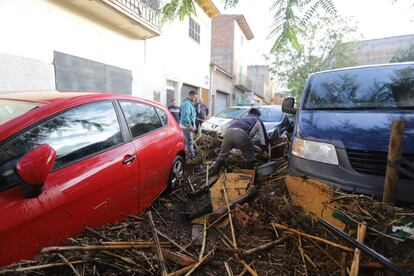 Cars left destroyed by the water in Sant Llorenç (Mallorca).