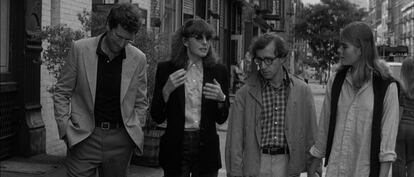<strong>Diane Keaton, la chica que se inventó un estilo. </strong> Si se tuviera que escoger a la mujer que mejor representa el dandismo femenino contemporáneo la elección sin duda recaería en Diane Keaton, que se ha ganado a pulso su posición destacada en la lista. Nadie como ella ha hecho del guardarropa masculino un asunto de elegancia, diversión y fantasía. En la imagen, la segunda por la derecha en una escena de 'Manhattan' (Woody Allen, 1979).