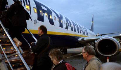 Un grupo de pasajeros sube a un vuelo de Ryanair en el aeropuerto de Stansted, Londres.