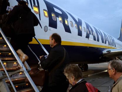 Un grupo de pasajeros sube a un vuelo de Ryanair en el aeropuerto de Stansted, Londres.