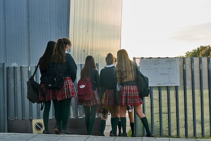 Varias alumnas a la entrada del colegio Miravalles de Pamplona, este miércoles.