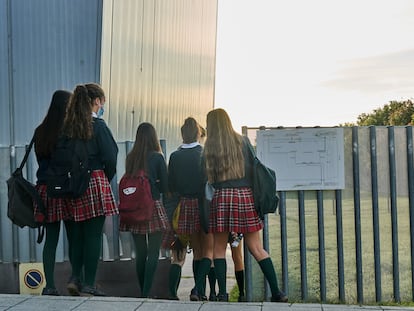 Varias alumnas a la entrada del colegio Miravalles de Pamplona, este miércoles.