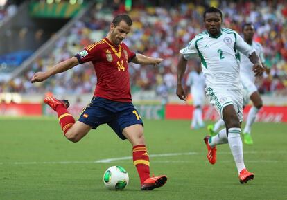 Soldado remata en la primera parte, cuando ha tenido varias ocasiones de gol.