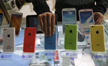 Apresentado um ano mais tarde, o iPhone 5C usa a mesma tecnologia do iPhone 5. A principal novidade é que a carcaça traseira é de policarbonato, e não de alumínio.