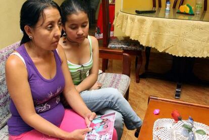 Luz Farid Celis, mujer de un preso en China, junto a su hija en su casa de Cali.
