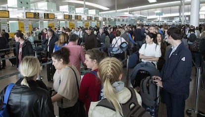 Colas en el control de pasaportes del Prat.