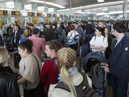 Cues al control de passaports del Prat.