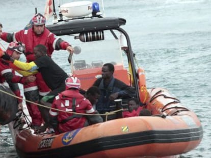 Dos de los 29 inmigrantes trasladados al puerto de Tarifa (Cádiz), tras ser rescatados por Salvamento Marítimo.