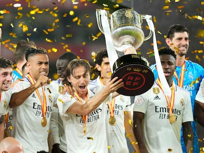 Luka Modric, con el trofeo de la Copa del Rey en La Cartuja.