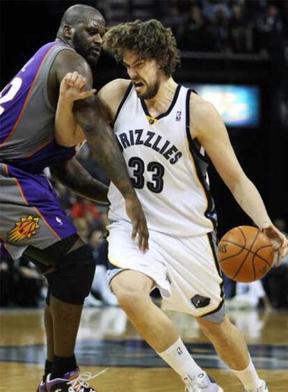 Marc Gasol pelea por un balón con Shaquille O'Neal, de los Suns.