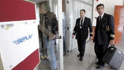 Dos pilotos de Iberia a su llegada  a la asamblea que los pilotos para votar el acuerdo de mediaci&oacute;n.