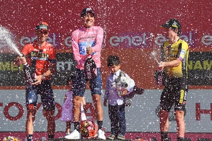 Carapaz, primer ecuatoriano que ha ganado el Giro de Italia y que ha sido ovacionado por decenas de sus compatriotas en la Arena de Verona, encaró la contrarreloj con un minuto y 54 segundos de ventaja sobre Nibali y, pese a perder 49 segundos con respecto al italiano, se coronó campeón. Desde la izquierda, Vincenzo Nibali (segundo), Richard Carapaz (primero) y Primoz Roglic (tercero), en el podio.