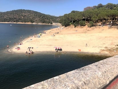 Vista general del pantano de San Juan, este lunes, en la localidad madrileña de San Martín de Valdeiglesias.