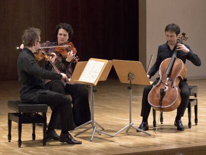 Pie Daniel Sepec, Tabea Zimmermann y Jean-Guihen Queyras durante su concierto, este jueves el Auditorio Nacional de Madrid.
 