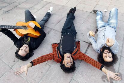 Tomasito, en el centro, entre Diego Pozo (a la guitarra) y Marcos del Ojo, de jolgorio en la madrileña plaza de Colón.