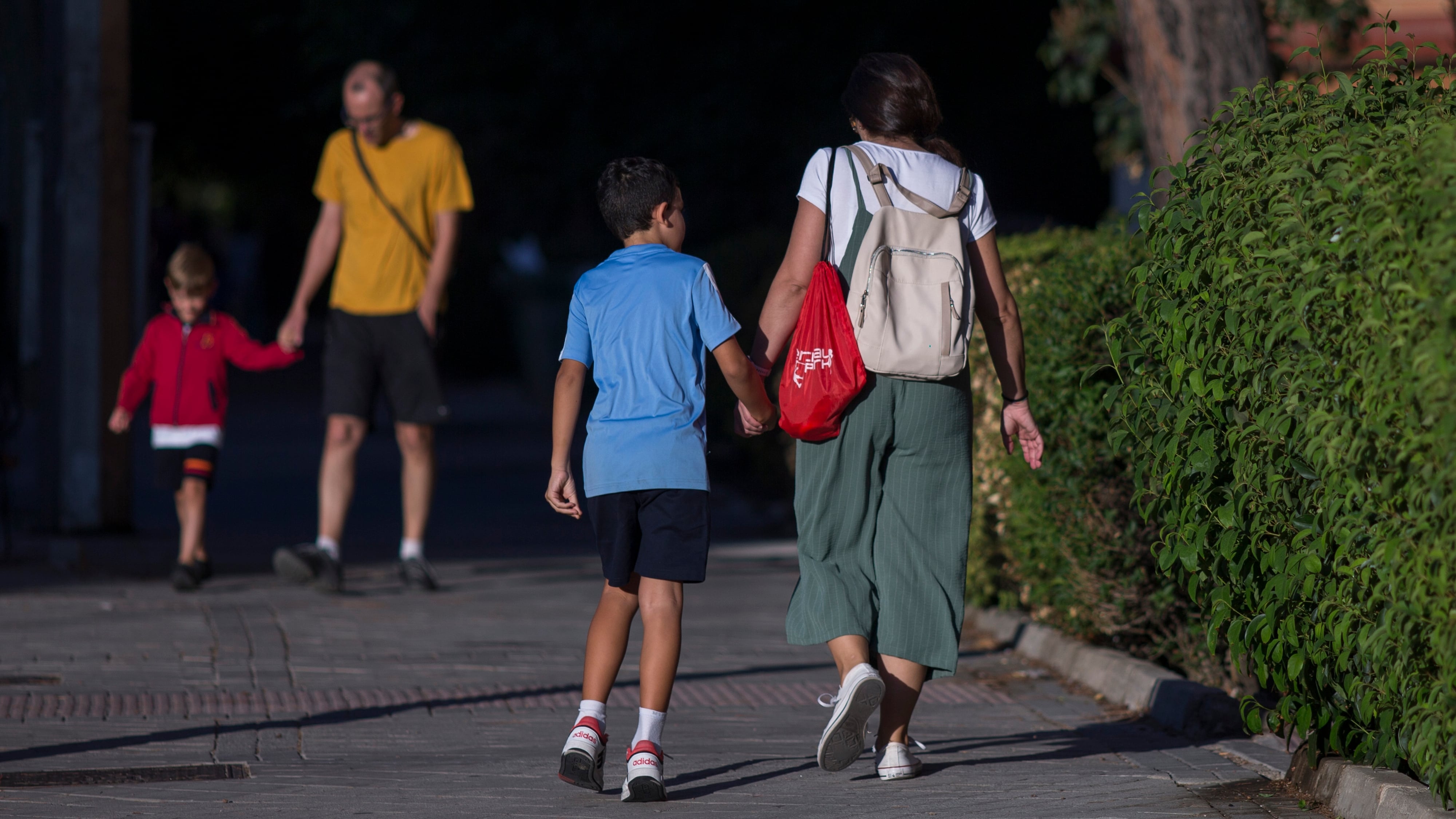 Los padres y madres son menos alegres, pero se sienten más plenos: así es la paradoja de la paternidad
