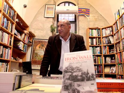 Munzer Fahmi, en su librería del hotel American Colony, en Jerusalén Este.