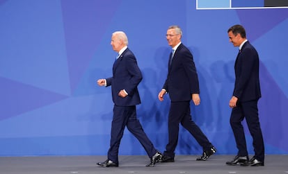 El presidente de EEUU, Joe Biden, el secretario general de la OTAN, Jens Stoltenberg, y el presidente del Gobierno de España, Pedro Sánchez, llegan a la cumbre de la OTAN celebrada en Madrid el 29 de junio. 