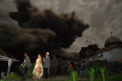 Residentes de la zona salen de sus hogares huyendo de la nube negra que expulsa el Sinabung. Hay más de 120 volcanes activos en Indonesia, país propenso a la actividad sísmica debido a su ubicación en el llamado Cinturón de Fuego del Pacífico.