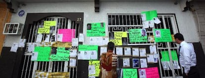 Mensajes y fotografías de los desaparecidos, en el barrio de Tepito.