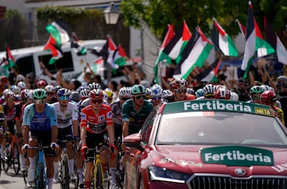 Una protesta a favor de Palestina se desarrolla antes del inicio de la vigésima etapa de La Vuelta en la localidad madrileña de Robledo de Chavela, este sábado.
