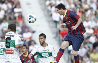 Messi remata de cabeza ante el Elche.