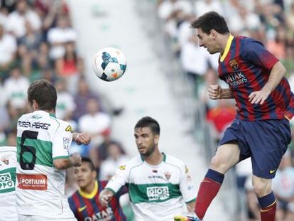 Messi cabeceia no jogo contra o Elche.