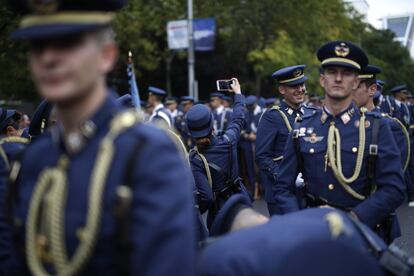 Una vez finalizada la parte motorizada ha llegado el turno de las banderas de las unidades y las seis banderas históricas de España que conmemoran el 175 aniversario de la 'rojigualda', pertenecientes a los reinados de Felipe IV, Carlos III, Carlos IV, Isabel II, Alfonso XII y Juan Carlos I. En la imagen, miembros del Ejército del Aire esperan su tuno para desfilar por las calles de Madrid.