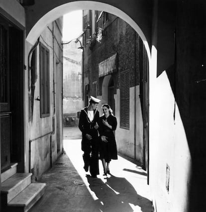 Un marinero británico de permiso en Gibraltar disfruta de un paseo con su novia en una calle estrecha (8 de mayo de 1954).