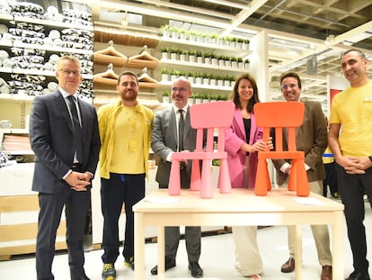 De izquierda a derecha, Teppo Tauriainen, Embajador de Suecia en España; Oliver Doblas, director de Ikea Leganés; Francisco Martín Aguirre, Delegado del Gobierno de España; Marta Nieto Novo, Directora General de Comercio y Consumo de la Comunidad de Madrid; Miguel Ángel Recuenco, Alcalde de Leganés y Nurettin Acar, CEO de Ikea en España, en la apertura de la tienda de Parquesur.