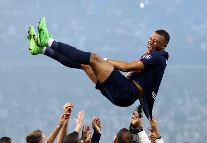 Kylian Mbappé celebra con sus compañeros del PSG la victoria en la Copa de Francia el pasado mayo.