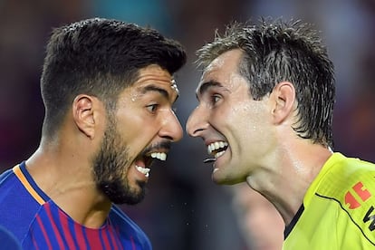 Dialogo tenso entre el jugador del Barcelona, Luis Suárez y el arbitro del encuentro Ricardo de Burgos.