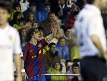 Puyol pide la asistencia del masajista para Messi, que se duele sobre el césped.