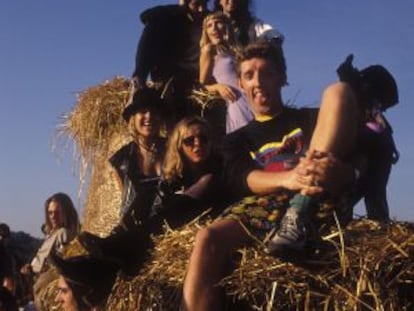 Rave da revista ‘Boy’s Own’, celebrada em um lago perto de East Grinstead, em Surrey, em agosto de 1989.