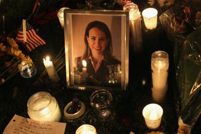 Imagen de uno de los homenajes a la congresista demócrata Gabrielle Giffords, herida gravemente en el atentado del sábado en Tucson.