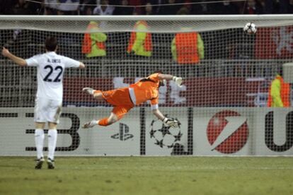 Casillas se estira en el gol del Olympique
