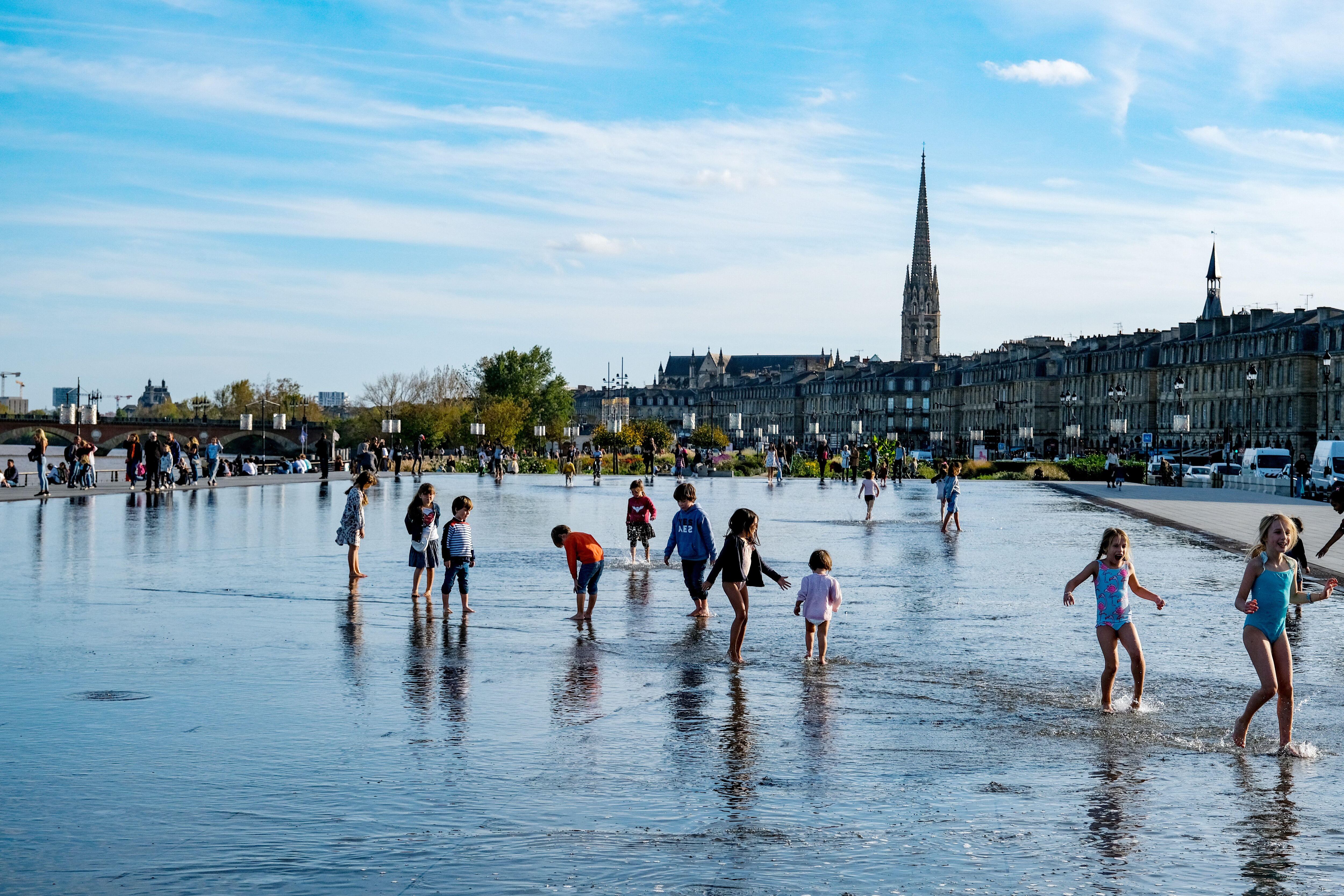 Niños refrescándose en el Miroir d’Eau, en la Place de la Bourse de Burdeos.