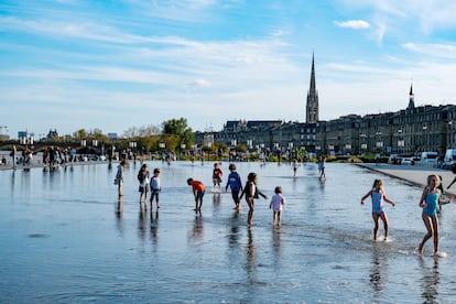 Niños refrescándose en el Miroir d’Eau, en la Place de la Bourse de Burdeos.