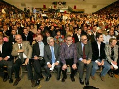 De izquierda a derecha, en primera fila, Jaime Larrinaga, Emilio Guevara, José Ramón Recalde, Gabriel Cisneros, Fernando Savater, Gregorio Peces-Barba, Antonio Basagoiti, Gotzone Mora y Santiago González.