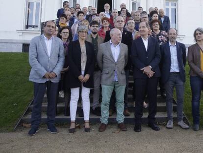 Brian Currin con varios miembros de su grupo y representantes de partidos políticos vascos.
