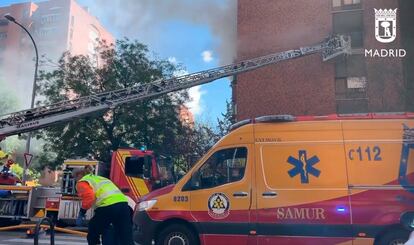 Los bomberos y los sanitarios del Samur, durante el incendio en una vivienda de la calle de Antonio Mairena.