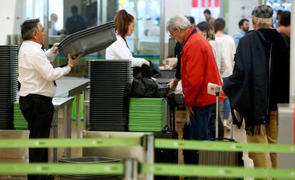 Lines to pass through security controls at Madrid-Barajas airport.