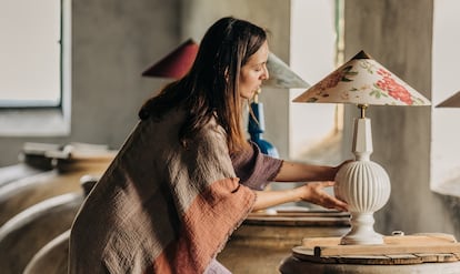 La artesana Danae Marín, con una de las lámparas que crea en su taller.